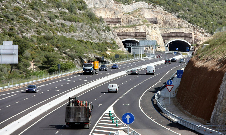 Vehículos circulando por una autopista