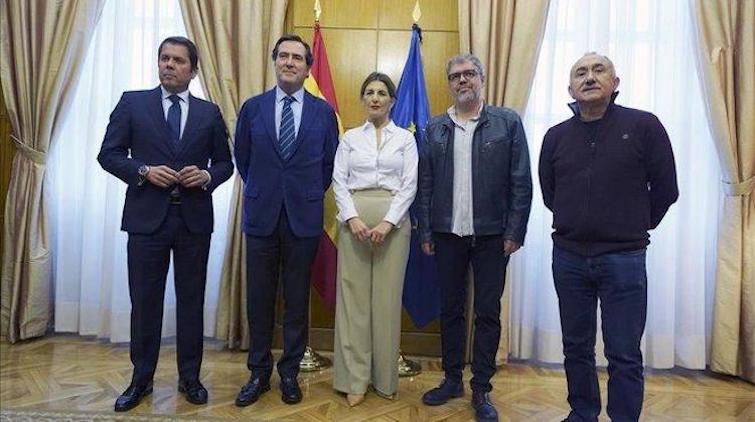 Empresarios y sindicatos con la ministra de Trabajo 