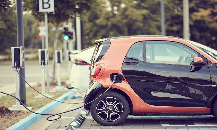 Coche eléctrico repostando