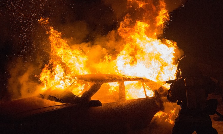 Coche ardiendo