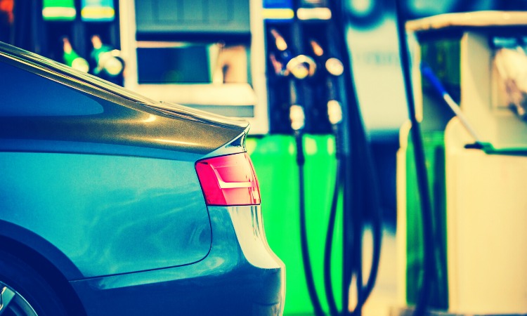 Coche repostando en una gasolinera
