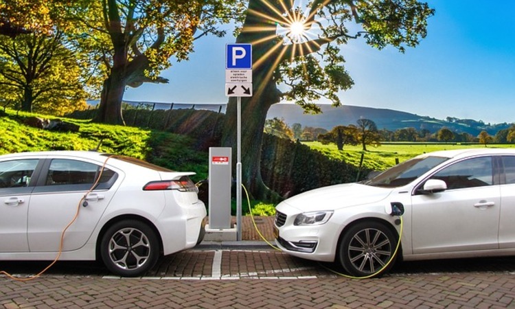 Coches eléctricos recargando
