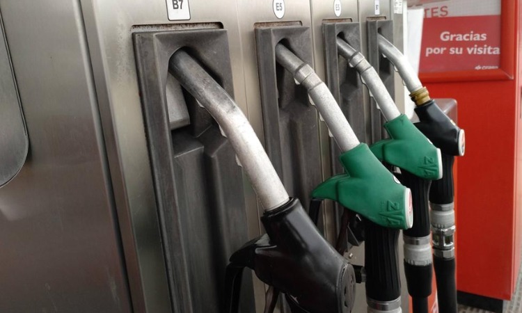 Mangueras de repostaje en gasolinera