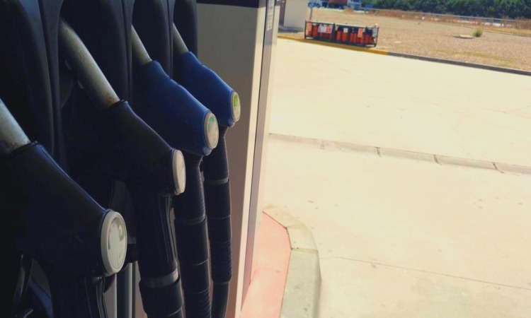 Mangueras de repostaje en gasolinera