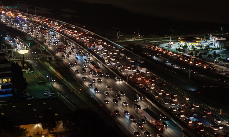 Tráfico de vehículos nocturno