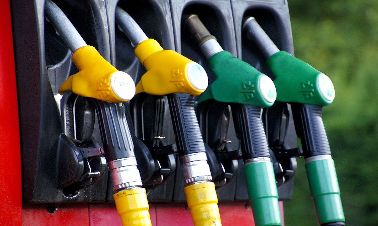 Mangueras de repostaje en gasolinera