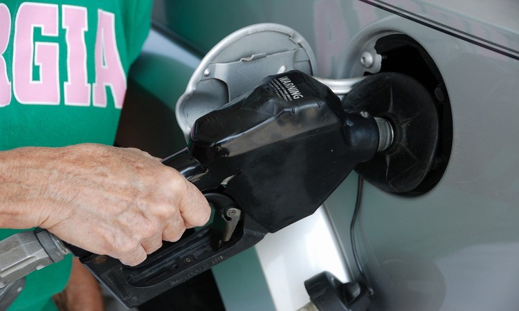 Cliente repostando su vehículo