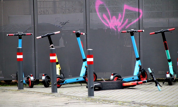 Patinetes eléctricos aparcados
