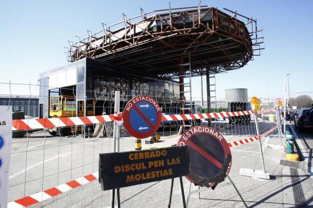 Obras de desmantelamiento de la gasolinera de Atocha. SERGIO GONZÁLEZ VALERO