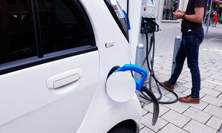 Coches eléctricos recargando
