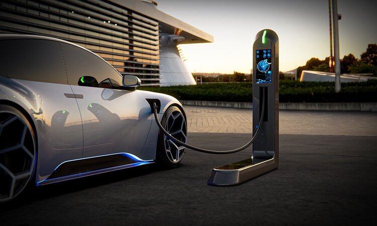Coche eléctrico deportivo repostando