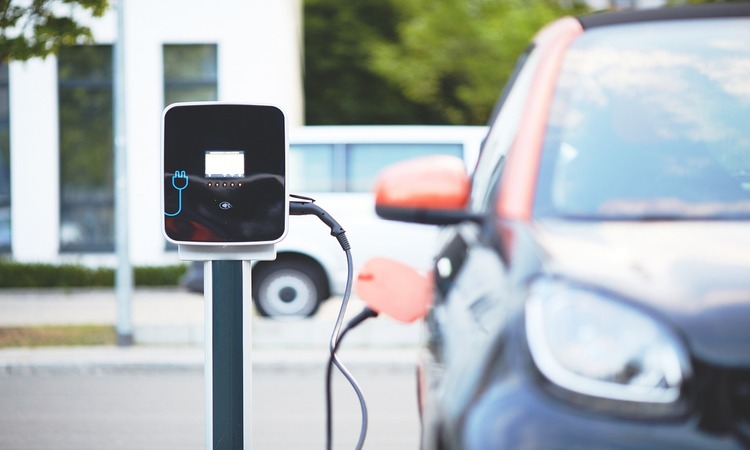 Coche eléctrico recargándose