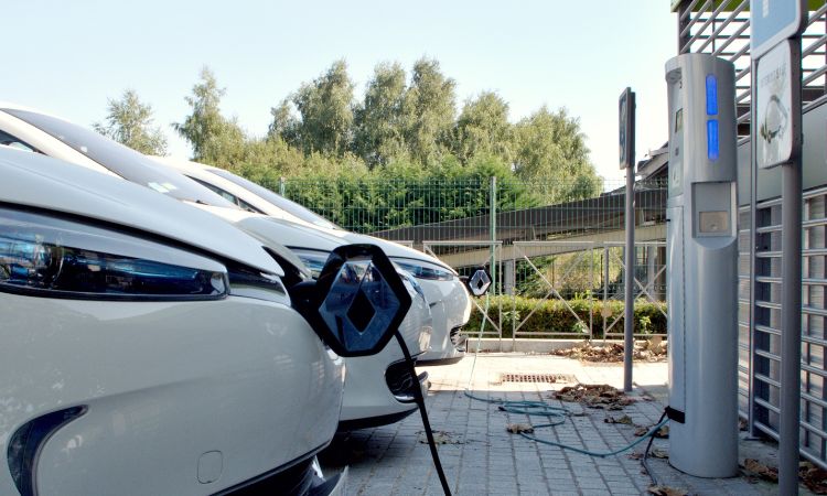 Coche eléctrico repostando