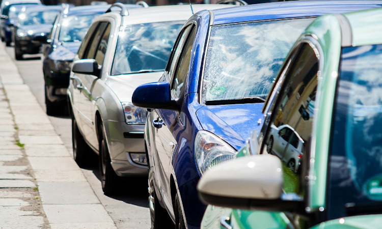 Coches aparcados en fila