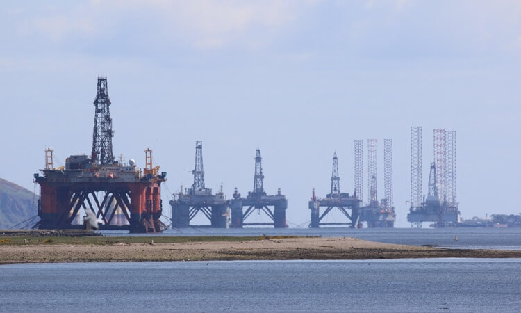 El petróleo supera los 107 dólares, niveles no vistos desde mayo, y el gas alcanza precios de 2022