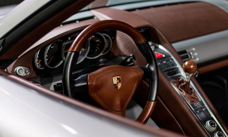 Interior de un Porsche Carrera GT