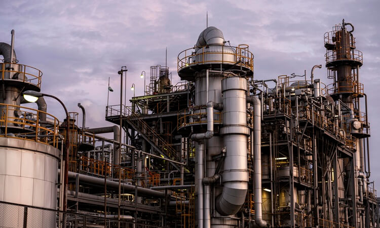 Las refinerías ya no producen suficiente diésel para todo lo que consumimos. Y eso amenaza con disparar todavía más su precio
