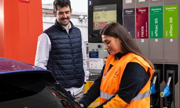 Repsol, Toyota, BMW y Bosch lanzan un proyecto piloto con vehículos impulsados por gasolina 100% renovable
