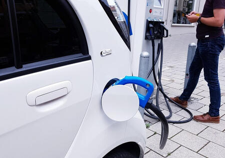 El coche eléctrico se topa con un gran problema en España: el 71% de los municipios no tiene ni un solo punto de carga