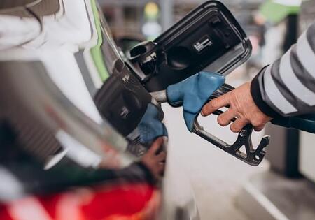 Batacazo al coche eléctrico, así es el plan de la industria para insuflar mucha vida al diésel y la gasolina