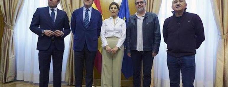 Empresarios y sindicatos con la ministra de Trabajo 