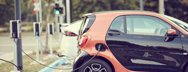 Coche eléctrico repostando