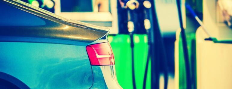 Coche repostando combustibles fósiles