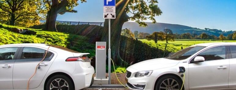 Coche eléctrico repostando