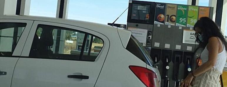 Vehículo repostando en estación de servicio de Repsol