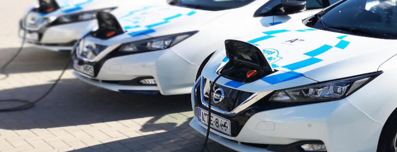 Coches eléctricos recargando