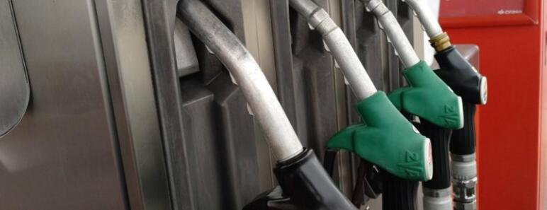 Cuatro mangueras de repostaje en gasolinera Repsol