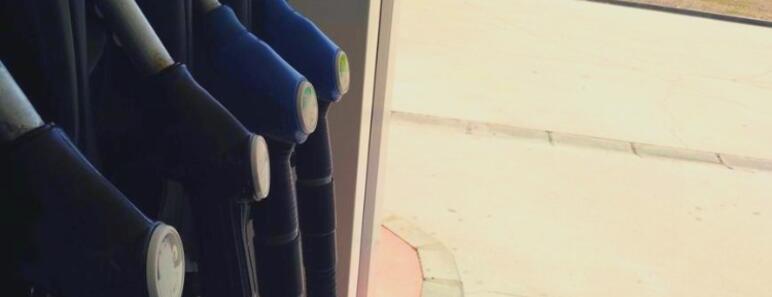 Cuatro mangueras de repostaje en gasolinera