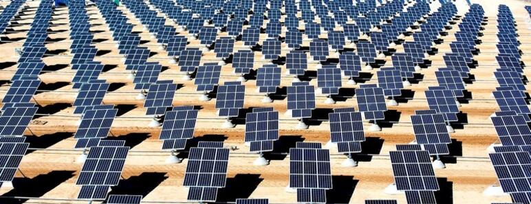 Placas solares en una central eléctrica de energía renovable