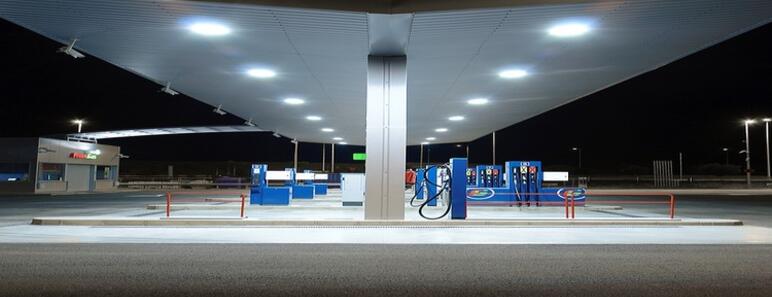 Gasolinera de noche