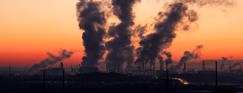 Industria expulsando gases a la atmósfera