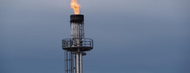 Quema de gas en una refinería de petróleo