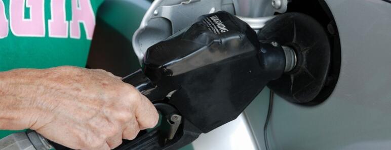 Mano sostiene broquel de gasolina