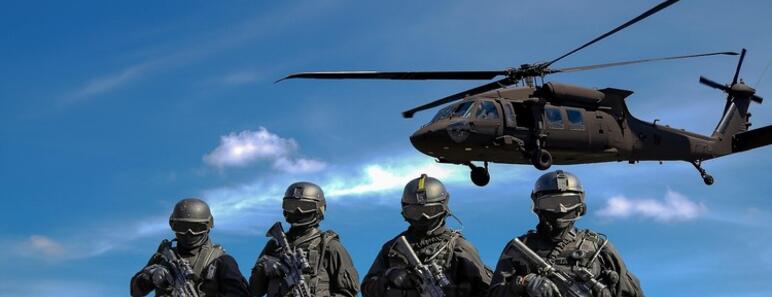 Grupo de soldados y un helicóptero militar