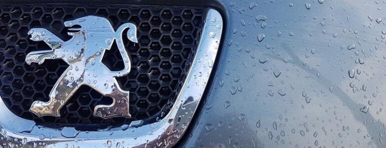 Frontal de un coche Peugeot