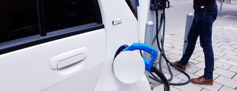 Coches eléctricos recargando