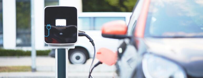 Coche eléctrico cargando