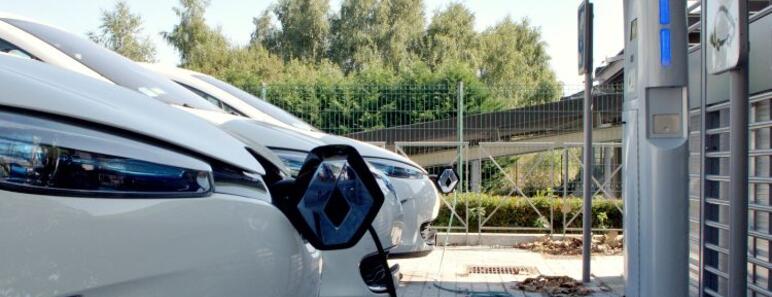 Punto de recarga eléctrica en gasolinera