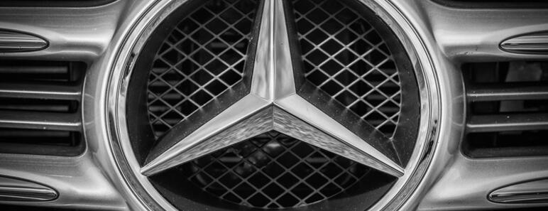 Logotipo de Mercedes Benz en un vehículo