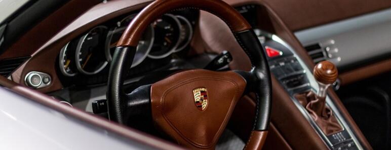 Interior de un Porsche Carrera GT